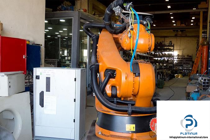 KUKA-KR-210-L-180-2-2000-INDUSTRIAL-ROBOT5_675x450.jpg