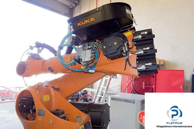 KUKA-KR-210-L-180-2-2000-INDUSTRIAL-ROBOT6_675x450.jpg