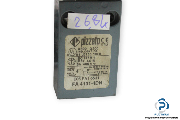 pizzato-FA-4101-4DN-prewired-position-switch-with- short-piston-plunger-(used)-1