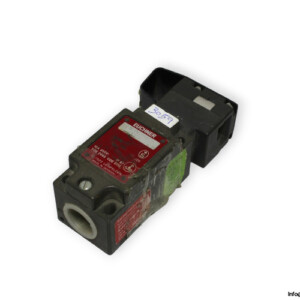 euchner-NZIVZ-538-A-C1233-safety-switch-(used)