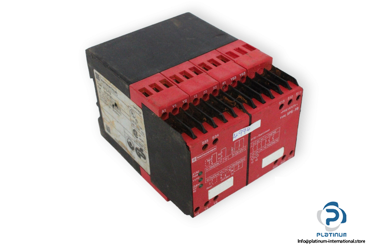 telemecanique-XPSFB5111-safety-module-(used)