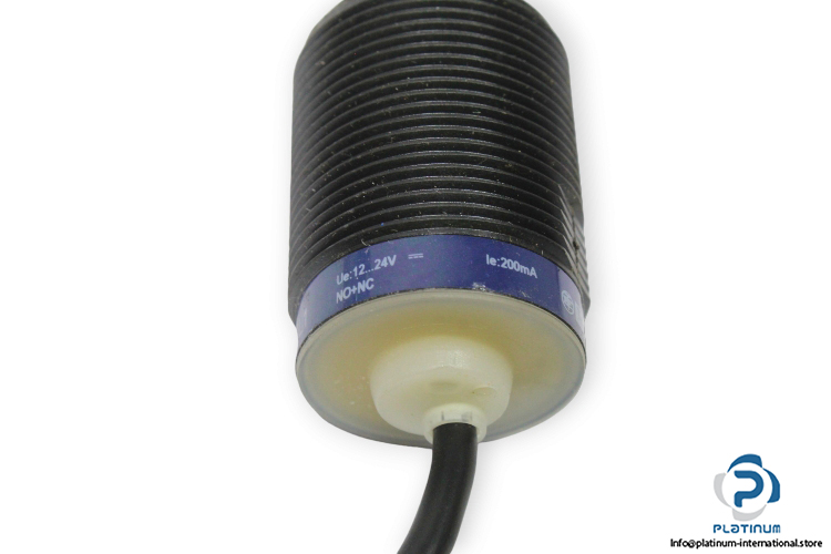 telemecanique-XS4-P30PC410L1-inductive-sensor-new-3