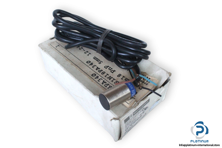 telemecanique-XS1-N18PA340-inductive-proximity-sensor-new