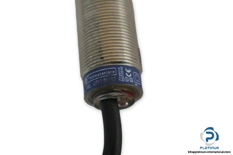 telemecanique-XS1M18PA370L1-inductive-proximity-sensor-new-3