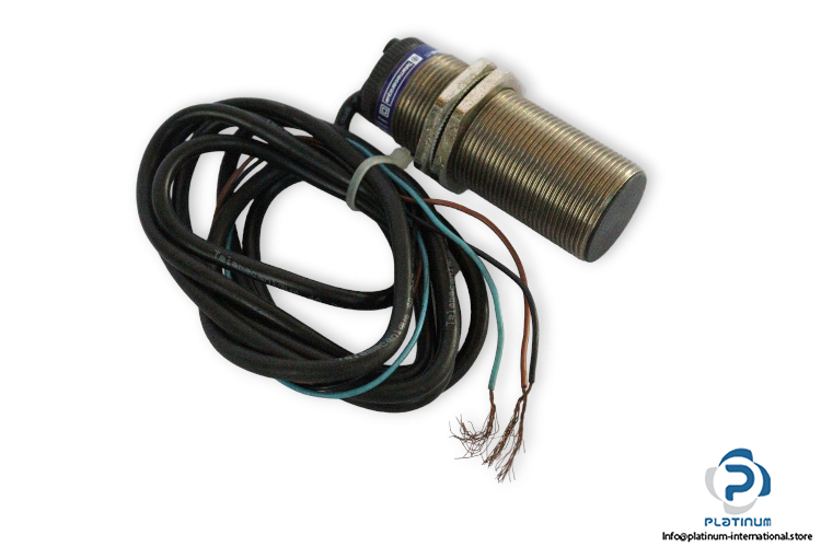 telemecanique-XSA-V11373-inductive-sensor-(Used)