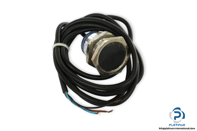 telemecanique-XS1N30PA340-inductive-sensor-(Used)