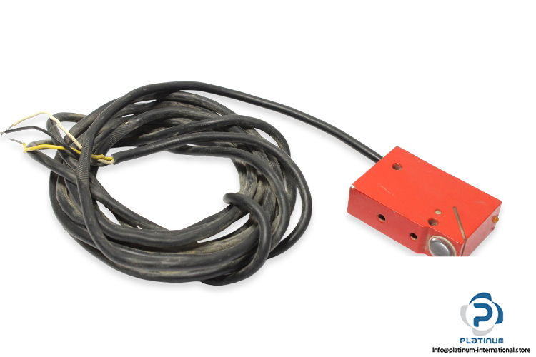 leuze-RK-18_4-150G-photoelectric-retro-reflective-sensor-used