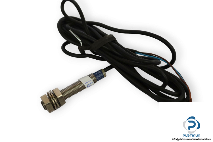 telemecanique-XS1M08PA370-inductive-proximity-sensor-(new)