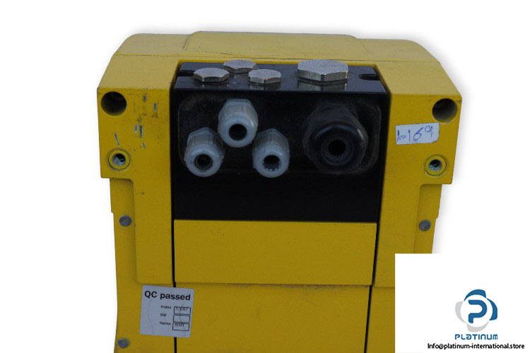 sick-S30A-7011DA-safety-laser-scanner-(new)-1