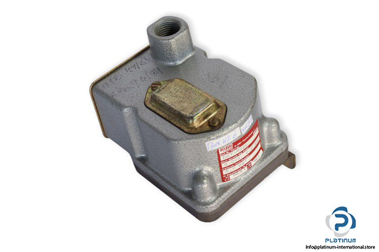 barksdale-D2T-M3SS-diaphragm-pressure-switch-(used)