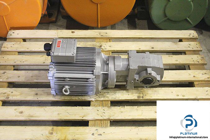sew-WA47-DRE112M4_TH_OL-spiroplan-gear-unit