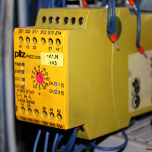 pilz-PNOZ-XV2-30_24VDC-2S-2SZ-safety-relay-(Used)