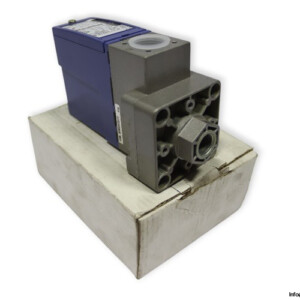 telemecanique-XML-B002A2S11-pressure-switch-(new)