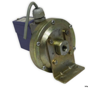 telemecanique-XML-A001R2S11-pressure-switch-(used)