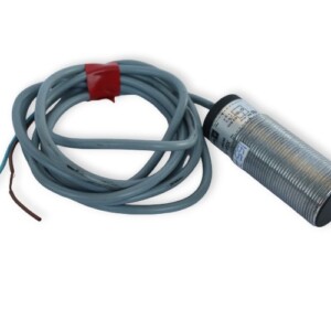 telemecanique-XSA-A10011-inductive-sensor-(used)