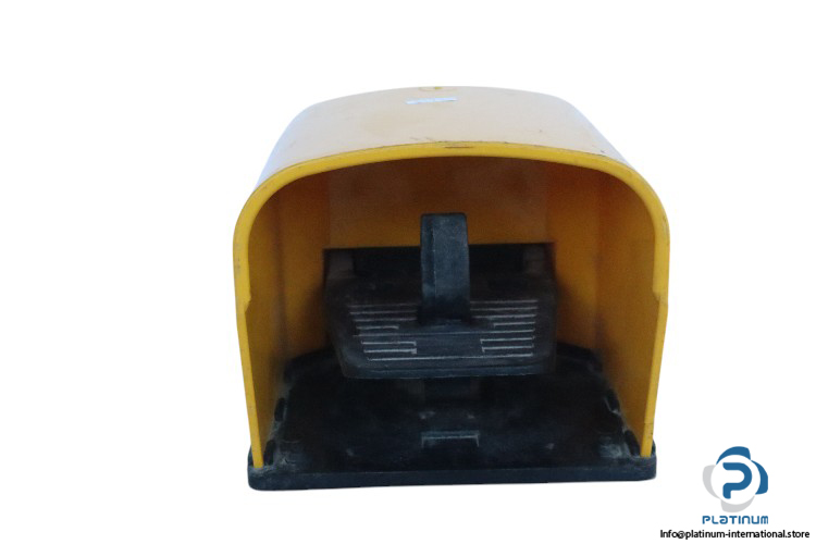 pizzato-PX-10210-single-foot-switch-(used)-1