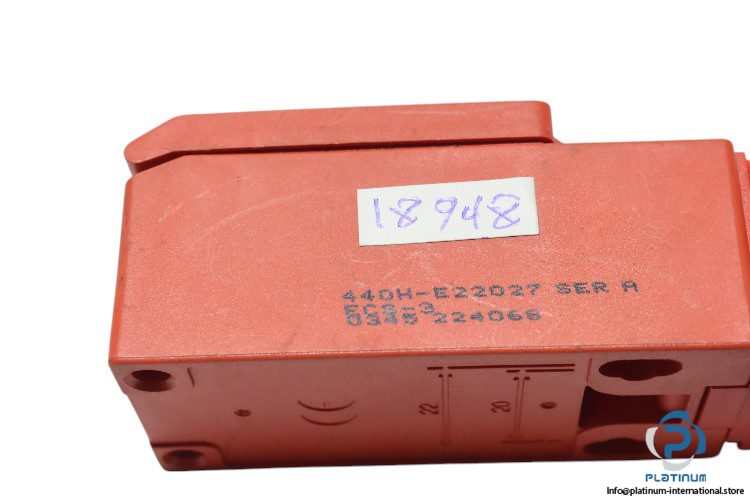 allen-bradley-440H-E22027-hinge-interlock-switch-(new)-2