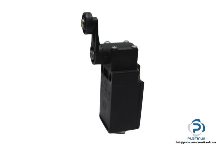 pizzato-FR-530-position-switch-with-roller-lever-(used)-1
