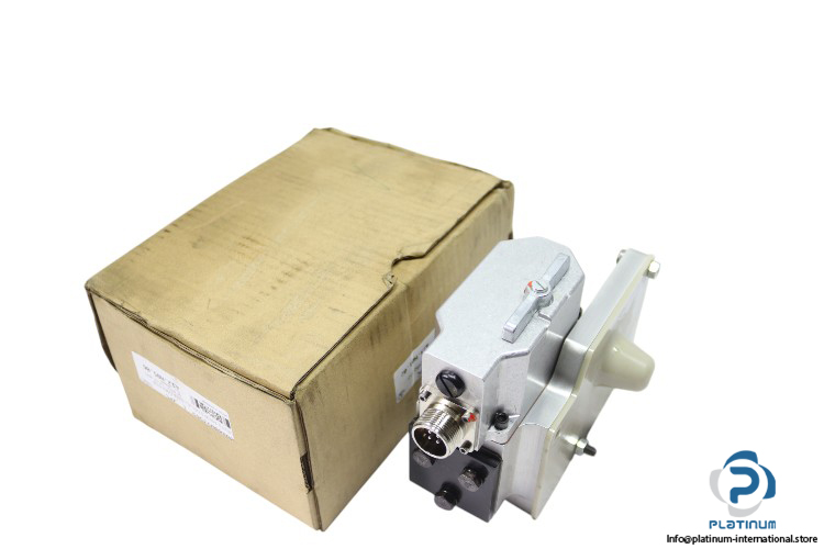 moog-D062-512F-W09ATFMANBRM-servo-valve-(New)