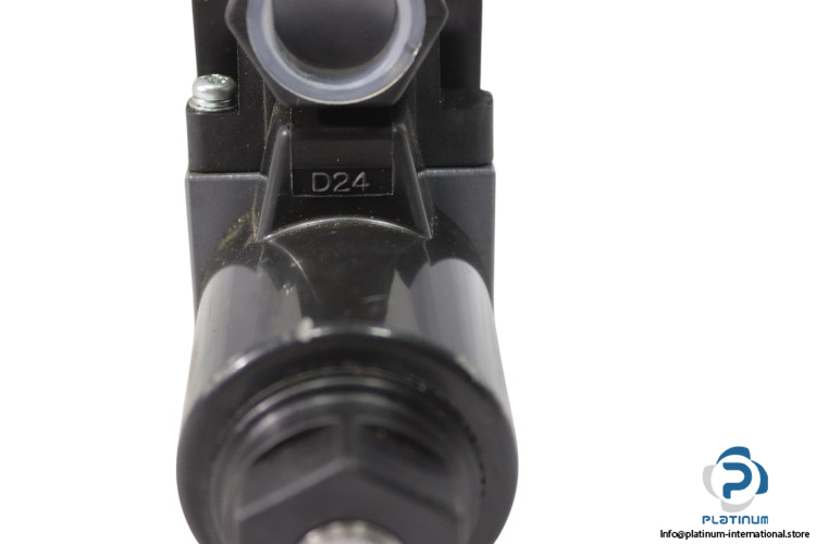 tokyo-keiki-DG4V-3-2A-M-P7-H-7-54-solenoid-operated-directional-control-valve-new-1