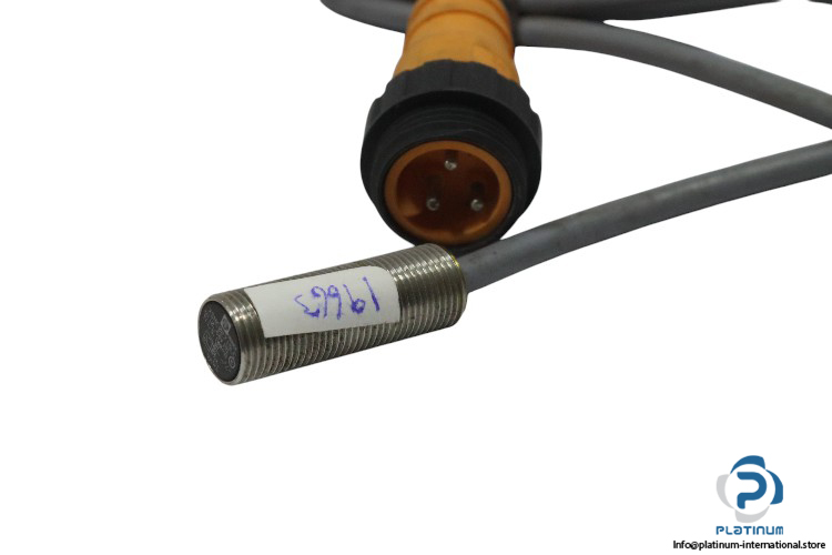 telemecanique-XSMC02713LC-inductive-sensor-(used)-1