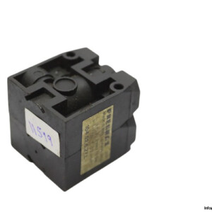 pneumax-104.52.6.27.L-manually-actuated-valve-without-hand-(used)