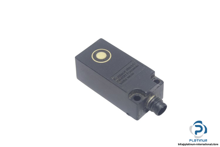 baumer-UNDK-20U6914_S35A-ultrasonic-distance-measuring-sensor-used