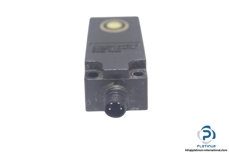 baumer-UNDK-20U6914_S35A-ultrasonic-distance-measuring-sensor-used-1