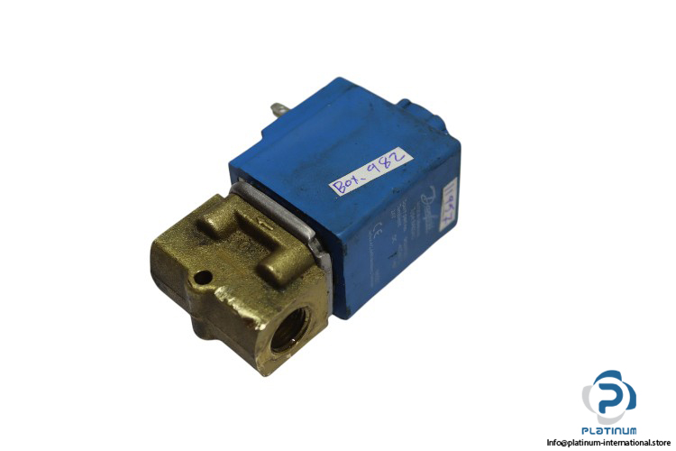 danfoss-042N7551-solenoid-valve-with-coil-(used)