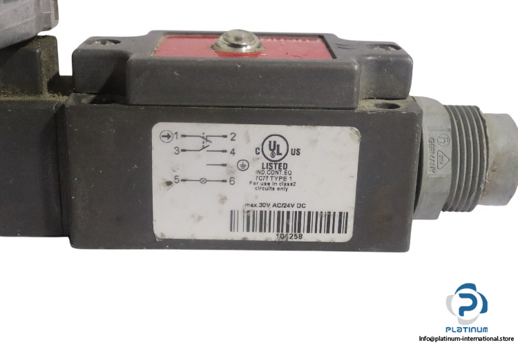 euchner-NZ2HS-511L060-safety-switch-(used)-2