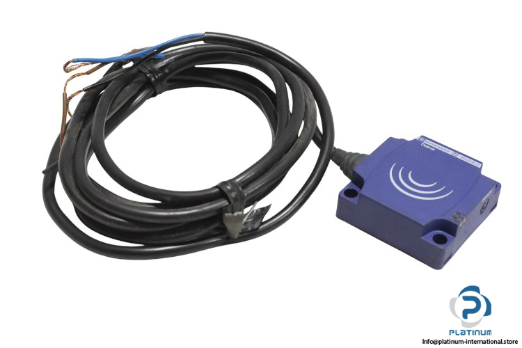 telemecanique-XS8C1A1PAL2-inductive-sensor-(new)