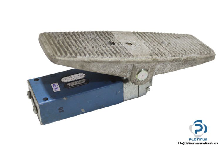 REXROTH-563-121-052-0-foot-pedal-valve(used)