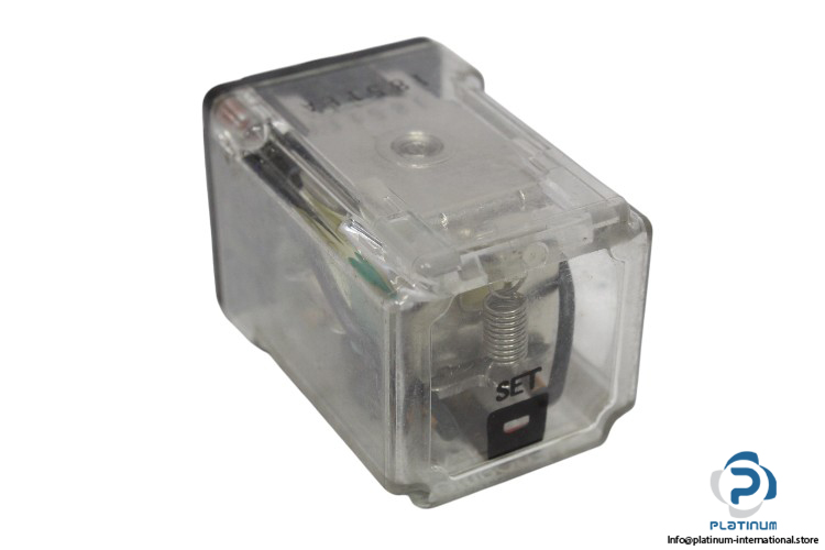 omron-MK2KP-230-vac-latching-relay-(used)