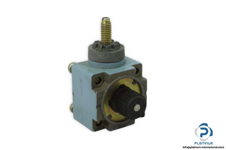 telemecanique-ZCK-E05-limit-switch-head-(used)