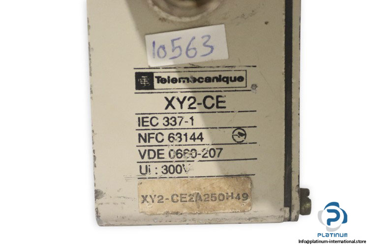 Telemecanique-XY2-CE-emergency-stop-rope-pull-switch(used)-4
