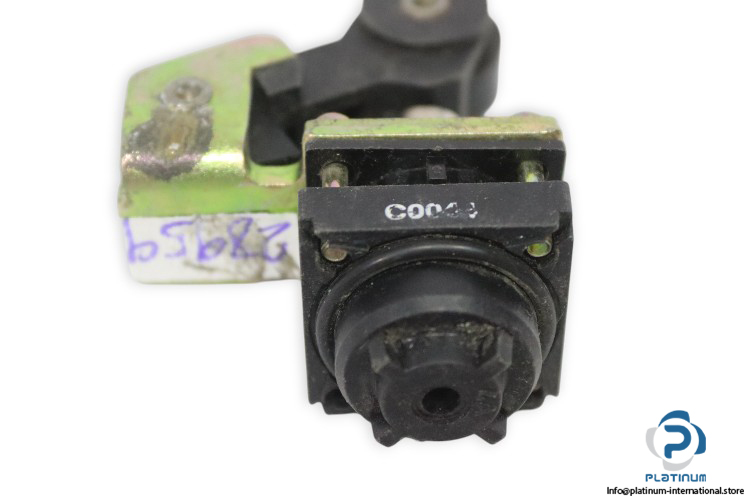 telemecanique-ZCK-D21-limit-switch-head(used)-2