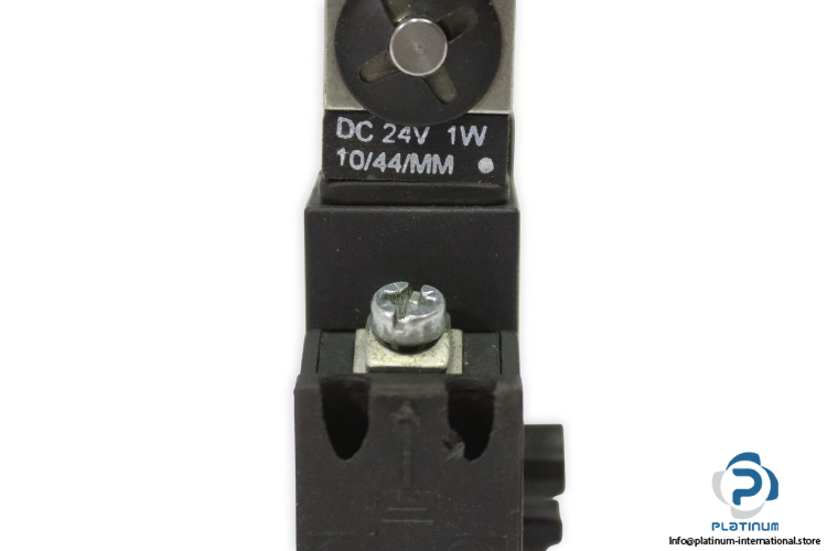 Crouzet-81513100-miniature-control-valve(used)-1