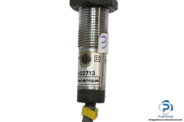 telemecanique-XSA-H02713-inductive-proximity-sensor-(New)-3