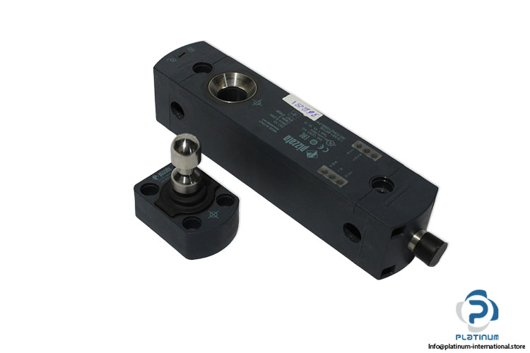 pizzato-NS-D3AZ1SMK-F41-safety-locking-switch-(New)