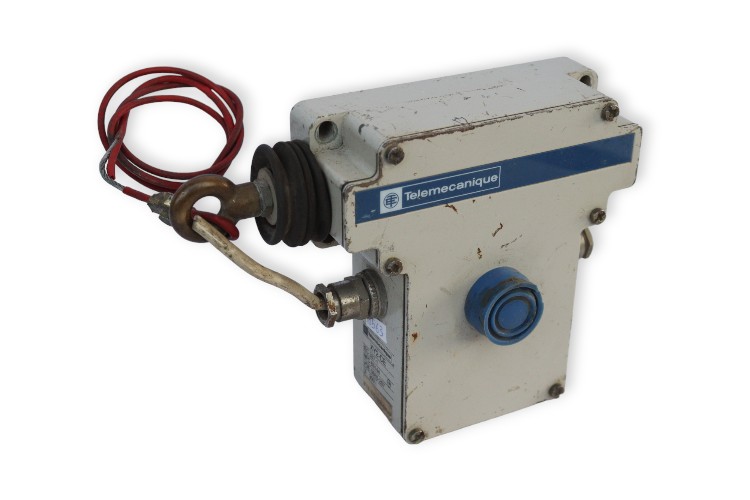 telemecanique-XY2-CE-emergency-stop-rope-pull-switch-(used)