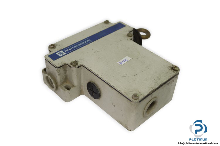 telemecanique-XY2-CE-emergency-stop-rope-pull-switch-(used)-1