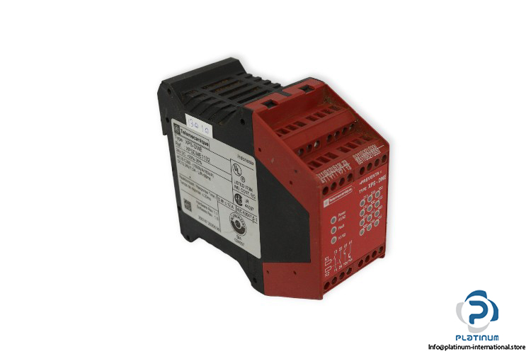 telemecanique-XPS-DME-1132-safety-relay-(used)