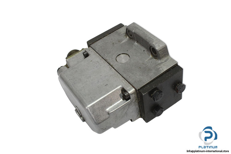 moog-E062-057A-servo-valve-(New)-1