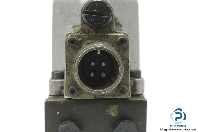 moog-E062-057A-servo-valve-(New)-3