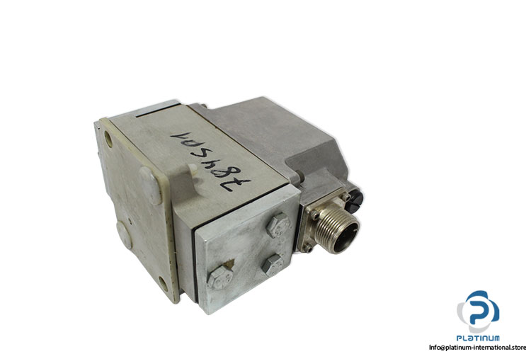 moog-062F103C-servo-valve-(New)-1