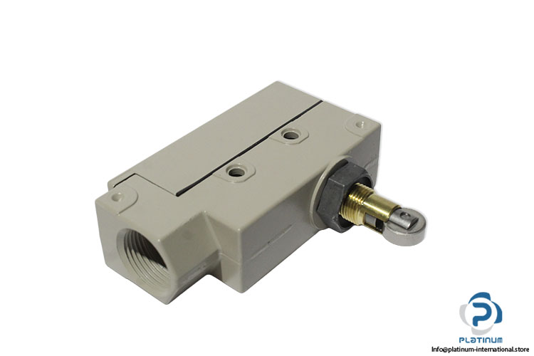 omron-ZE-Q22-2G-roller-plunger-enclosed-limit-switch-(new)-(carton)-1