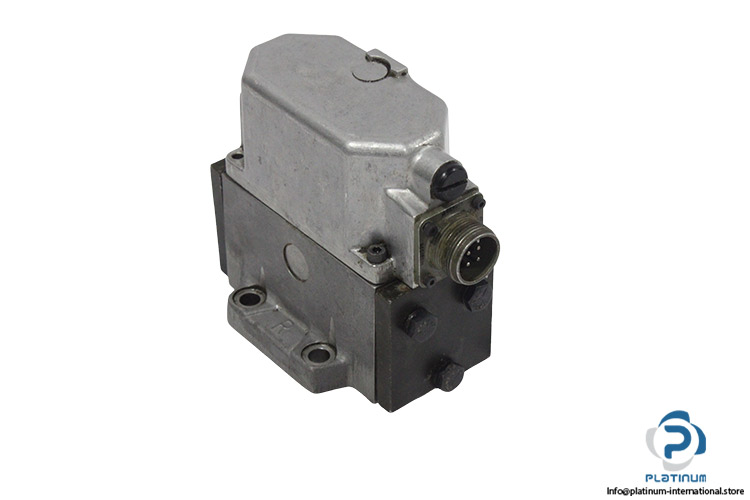 moog-E062-057A-servo-valve-(Used)