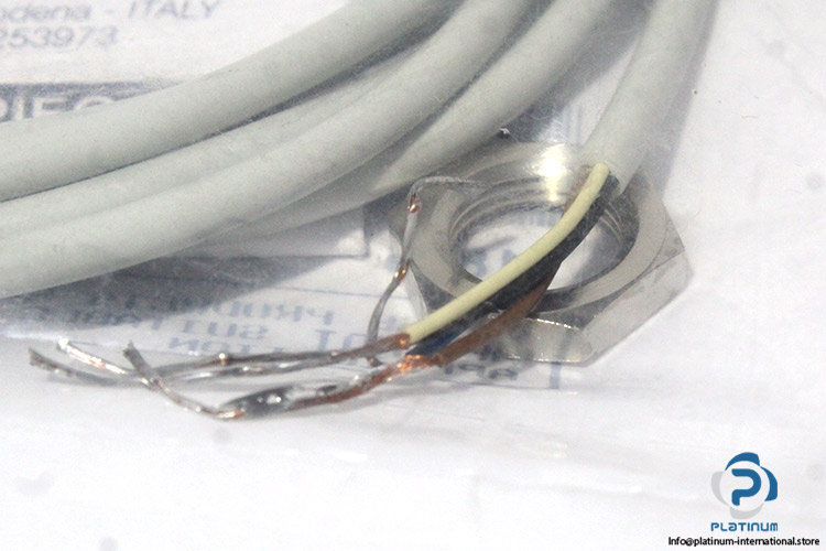 micro-detectors-PM3_00-1A-inductive-proximity-sensor-(new)-(package)-1