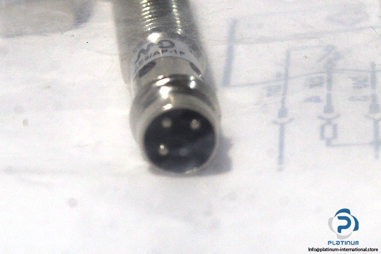 micro-detectors-AE6_AP-1F-inductive-proximity-sensor-(new)-(package)-1