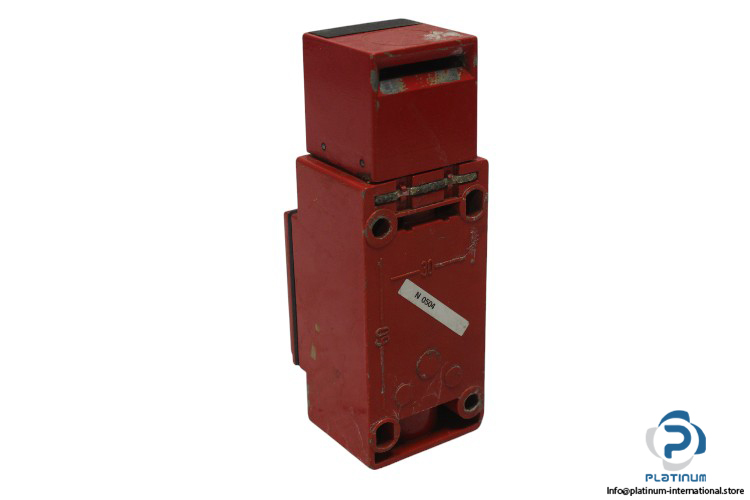 telemecanique-XCS-A702-safety-switch-(used)-1